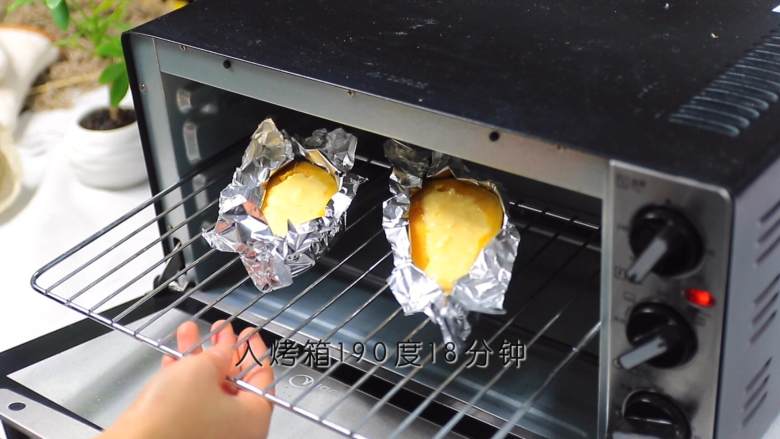 奶酪焗红薯,用锡纸将红薯皮包起来，入烤箱190度18分钟，表面上色了就可以取出来了。
