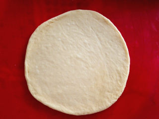圣诞树面包之三,取出一个面团，擀成圆形，这是最大的一个，擀成了11厘米左右的圆形