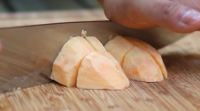 自制鲜芋仙,红薯切块。