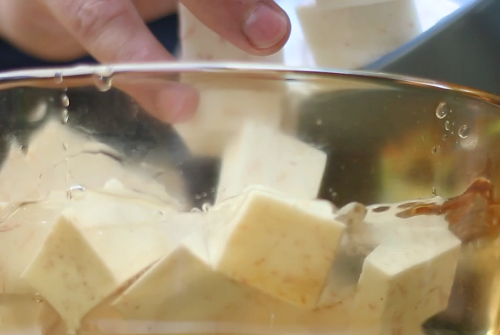 自制鲜芋仙,冷水下锅煮芋头块。
