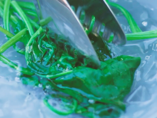 芦笋浓汤,煮好后将蔬菜分别放入冰水中，保持翠绿。