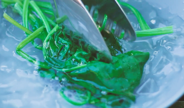 芦笋浓汤,煮好后将蔬菜分别放入冰水中，保持翠绿。