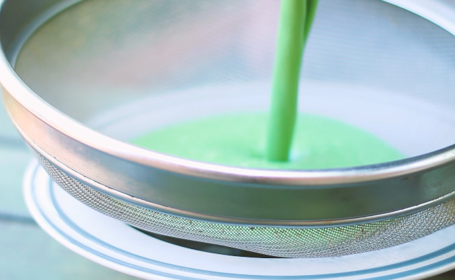 芦笋浓汤,将榨后的液体过滤，得到绿色浓汤。