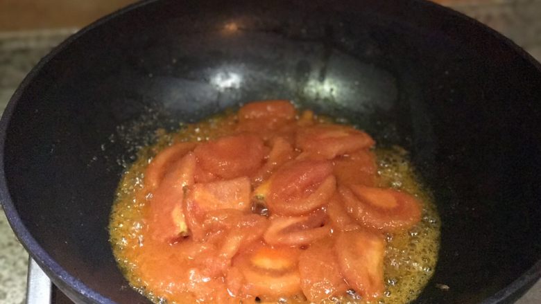 番茄胡萝卜炖牛腩，不要吃太撑哦,另起一锅，炒番茄，番茄炒出红油汁后，倒入半碗热水，炒匀后关火
