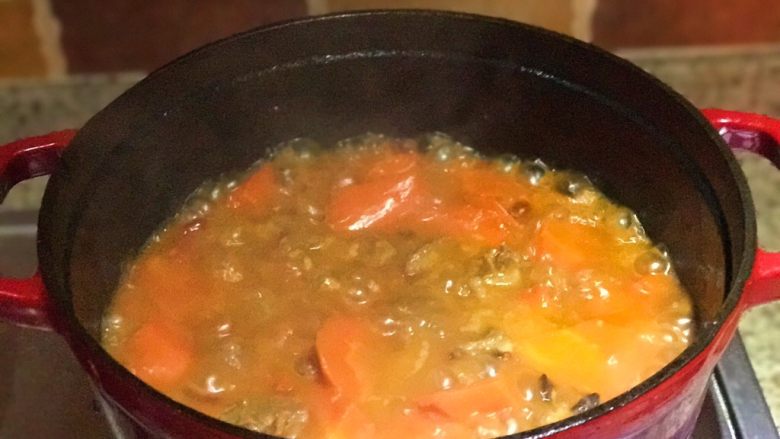 番茄胡萝卜炖牛腩，不要吃太撑哦,40min后开盖，转大火收汁，过程中要不时的搅拌一下。这道菜集合了番茄的酸、胡萝卜的甜、牛肉的鲜香，所以汤汁也是非常美味，可以多留点汤汁