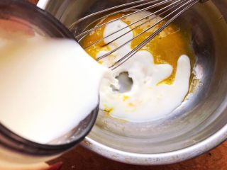 (无预拌粉)宝宝版奶香松饼,加入150ml的奶，搅拌均匀。