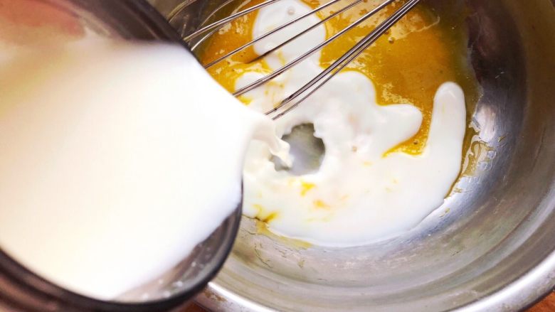 (无预拌粉)宝宝版奶香松饼,加入150ml的奶，搅拌均匀。