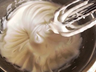 (无预拌粉)宝宝版奶香松饼,打发到湿性偏中性发泡，提起有小小的弯钩。