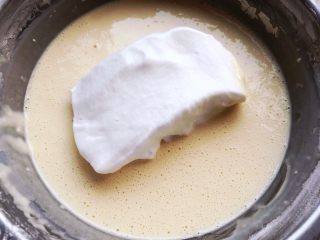 (无预拌粉)宝宝版奶香松饼,舀一半的打发好的蛋白，到蛋黄面糊中