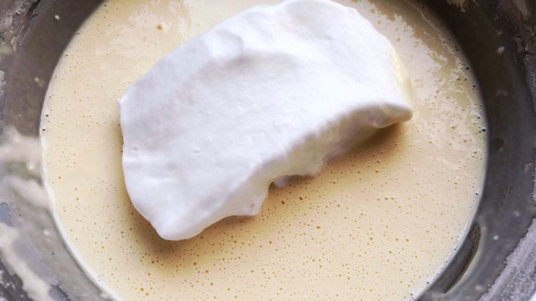 (无预拌粉)宝宝版奶香松饼,舀一半的打发好的蛋白，到蛋黄面糊中