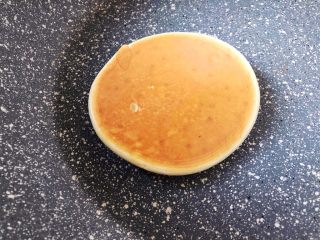 (无预拌粉)宝宝版奶香松饼,在煎30，40秒即可。翻过来可以用铲子稍微按一下表面，底部上色更均匀。