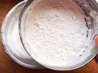 (无预拌粉)宝宝版奶香松饼,筛入低筋面粉和玉米淀粉。