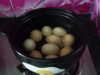 #百变鸡蛋# 可乐鸡蛋,鸡蛋洗净后放入砂锅中、加盖小火
