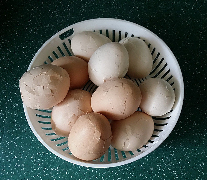 #百变鸡蛋# 可乐鸡蛋,煮熟后取出鸡蛋，稍凉后将蛋壳敲碎