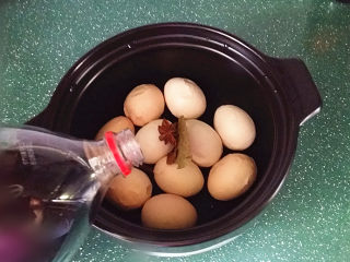 #百变鸡蛋# 可乐鸡蛋,将调料与鸡蛋重新放入砂锅后倒入可乐，可乐量盖过鸡蛋即可