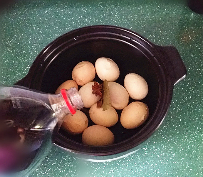 #百变鸡蛋# 可乐鸡蛋,将调料与鸡蛋重新放入砂锅后倒入可乐，可乐量盖过鸡蛋即可