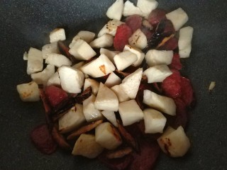 香菇腊肠芋头焖饭,最后把材料混合翻炒