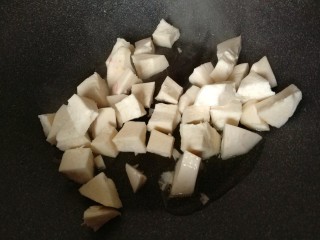 香菇腊肠芋头焖饭,热锅放油，先倒入芋头丁煎一下