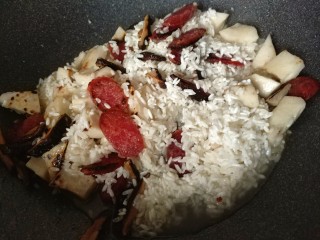 香菇腊肠芋头焖饭,加入泡好沥干水的大米翻炒