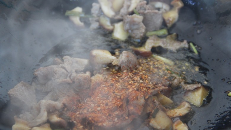 香菇牛肉炒饭,翻炒几下之后加入烧烤料