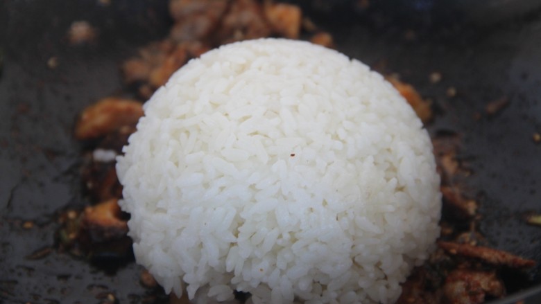 香菇牛肉炒饭,把米饭放入锅里