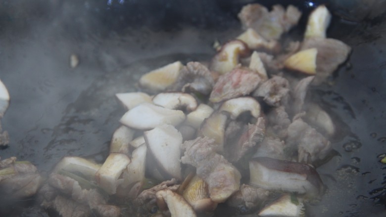 香菇牛肉炒饭,炒至变色，加入香菇炒