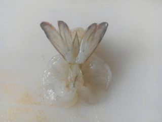 烤箱版 蝴蝶虾,我是切了条缝，从中间把尾巴穿出来。摆成这种造型。