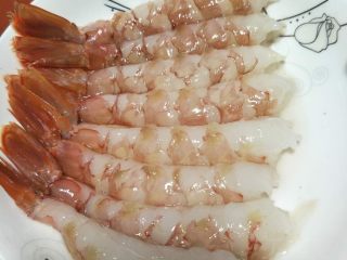 烤箱版 蝴蝶虾,去掉虾头，壳，虾线。留下尾巴。