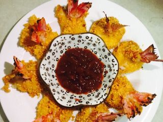 烤箱版 蝴蝶虾,最后摆盘，有青菜的可以放点青菜更好看。番茄酱拍的跟豆瓣酱一样了😂😂😂