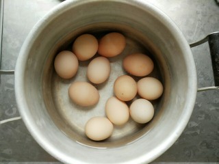 百变鸡蛋--团团圆圆,鸡蛋洗净放入锅中煮熟