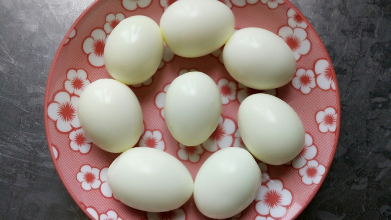 百变鸡蛋--团团圆圆,煮熟后把蛋壳剥掉