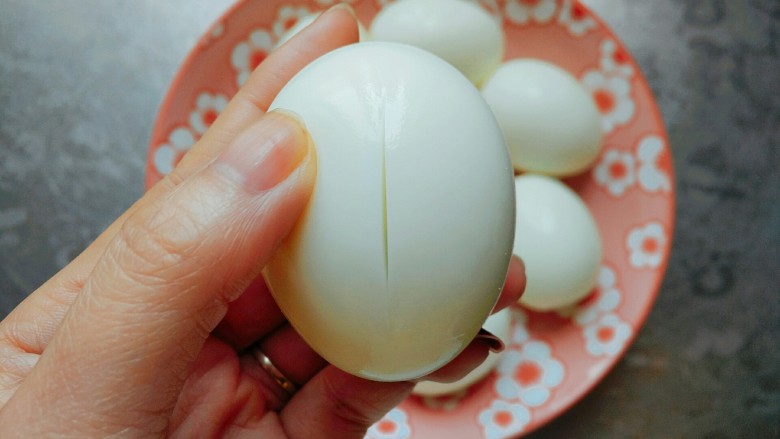 百变鸡蛋--团团圆圆,在鸡蛋表面划上几刀