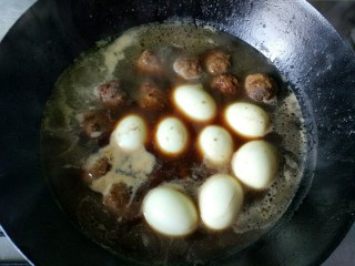 百变鸡蛋--团团圆圆,放入锅中，和肉圆一起烧。加入盐，料酒，糖，老抽。肉圆呢我是前一天做好的，所以是现成的。一般都是现做，肉糜买回来后加入调味料，做成丸子，然后下油锅，炸至焦黄色，捞出即可。