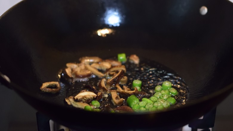 寻鲜记——雪菜黄鱼面,开油锅，下1汤匙油，烧热后先下香菇、辣椒翻炒。
