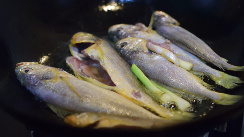寻鲜记——雪菜黄鱼面,鱼下油锅煎至定型（可以滑动），中途不要翻面。