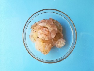 补钙食谱-黄瓜鲜虾粥,鲜虾冰箱冷冻2小时，取出轻松剥壳