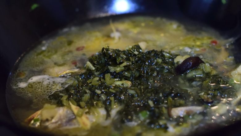 寻鲜记——雪菜黄鱼面,加水没过鱼身，下一半雪菜。因为要做面汤，所以水量要多一些。