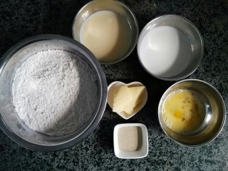 蜜豆炼乳土司,配料称重备用
鸡蛋打散