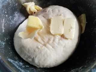 蜜豆炼乳土司,放入室温软化的黄油
继续揉、揉、揉
这个过程有点困难
等黄油彻底与面团融合就会好一点了
