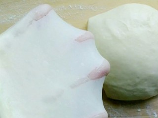 蜜豆炼乳土司,揉好的面团揪一小块用手撑开
可见光滑有韧性的薄膜
此时可以开始发酵了
如果你对口感要求不高
不出膜也可以
