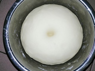 蜜豆炼乳土司,发酵至3倍大即可
手指按下不会回缩
