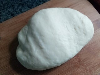 蜜豆炼乳土司,建议没有面包机的烘焙爱好者们就不要尝试面包了，因为揉面真的很累