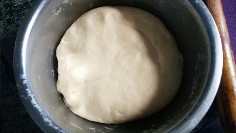 蜜豆炼乳土司,找一个合适的容器开始发酵