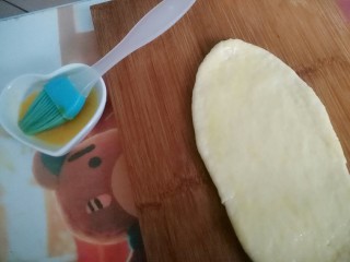 蜜豆炼乳土司,事先融化一点黄油和炼乳混合
摸在擀开的面饼上