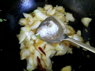 酸辣白菜,放入半勺糖适量盐翻炒。反复翻炒使白菜变软