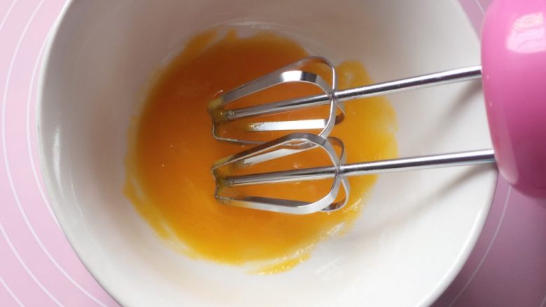 百变鸡蛋+蛋黄溶豆,用电动打蛋器稍搅拌一下。