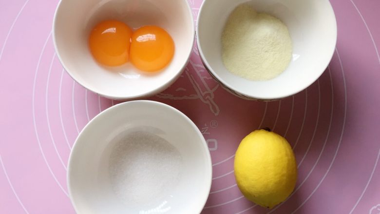 百变鸡蛋+蛋黄溶豆,称量好所需食材。