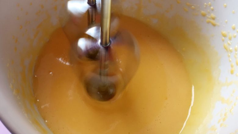 百变鸡蛋+蛋黄溶豆,然后中速打发。