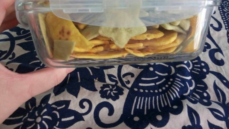 宝宝零食-牛油果小饼干
11M以上,吃不完的装在密封容器放在冰箱里保存，最好3天吃完，这下宝宝有零食吃了！