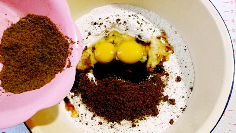 红茶花朵面包,将面粉、鸡蛋、红茶粉、红糖、盐放入料理盆
